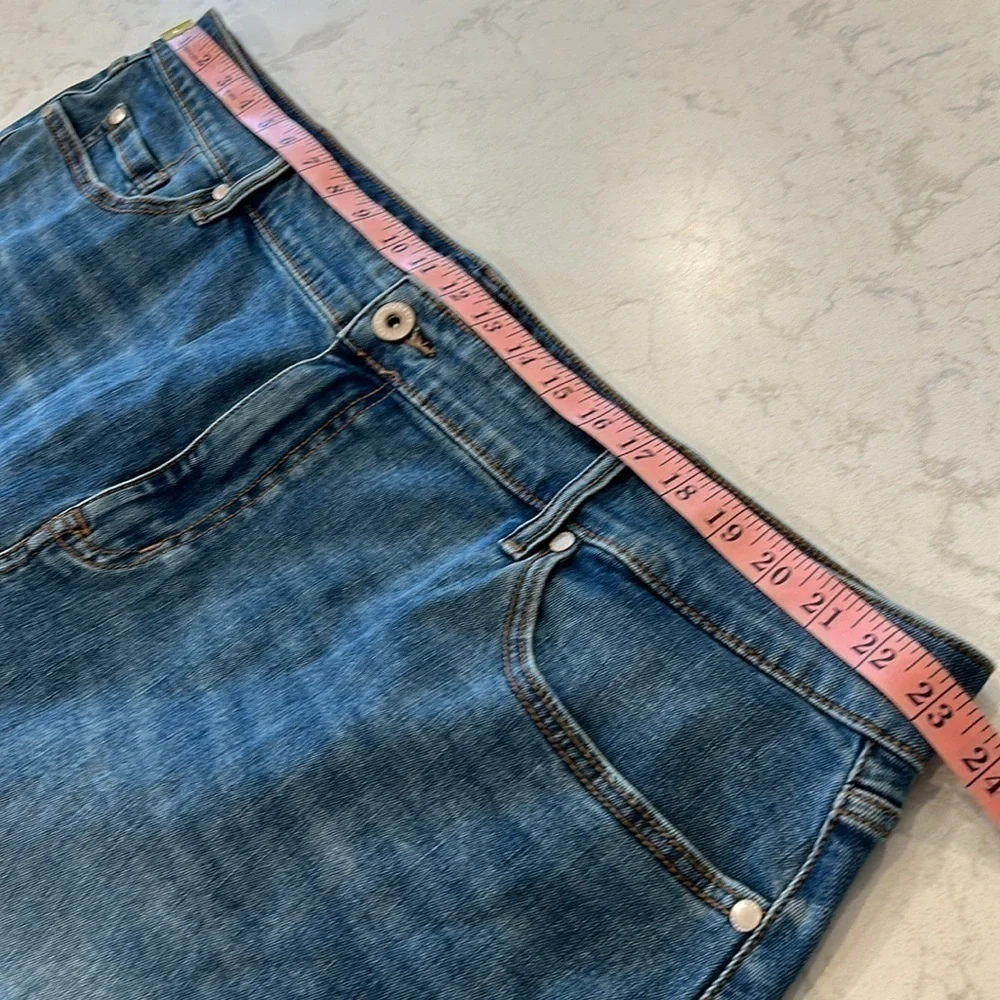 Torrid Mini Denim Straight Skirt Medium Wash Size 24 NWT